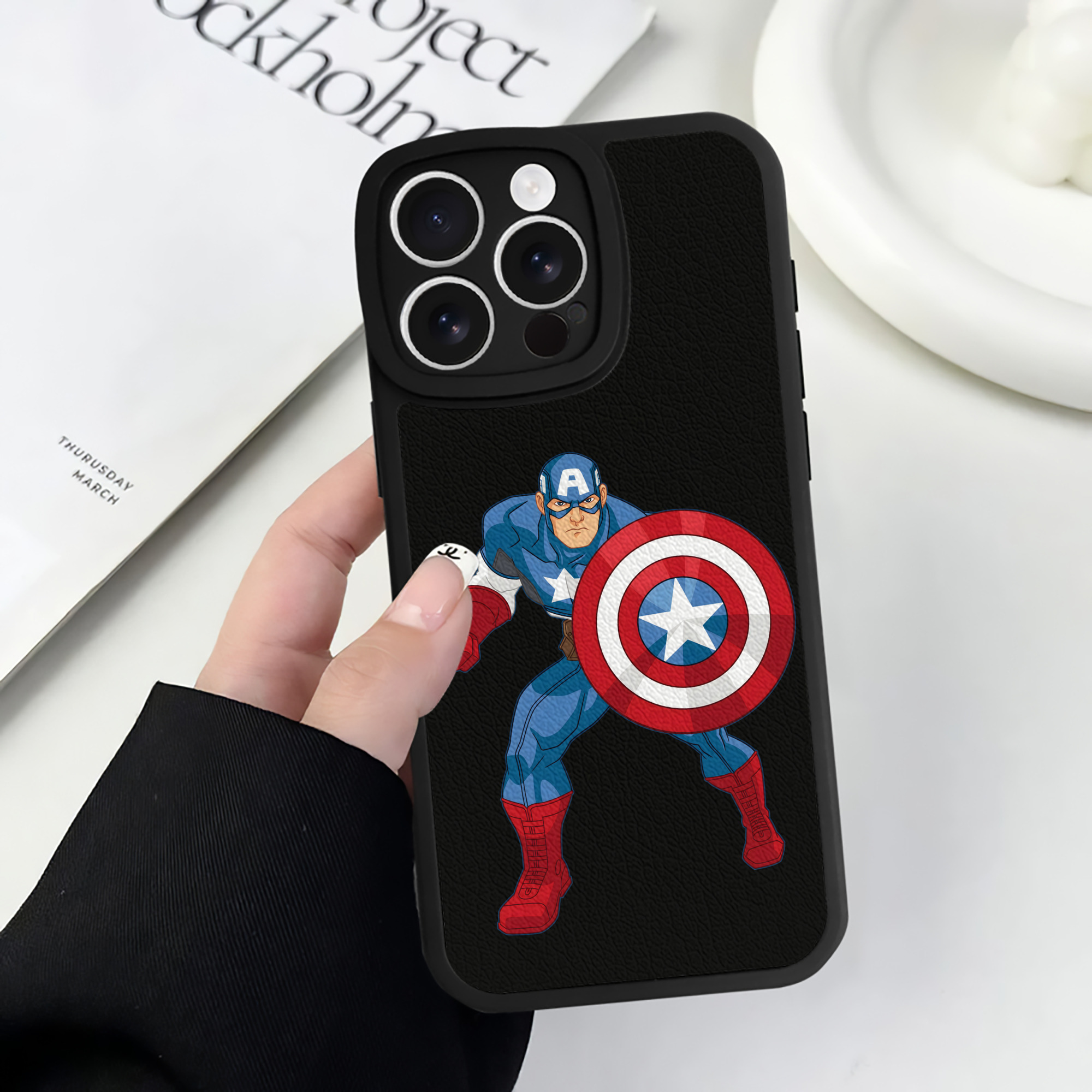 （画像用） アベンジャーズ The Avengers 【iPhone 16シリーズ対応】シリコンスマホケース（レザー調） 材質：シリコン